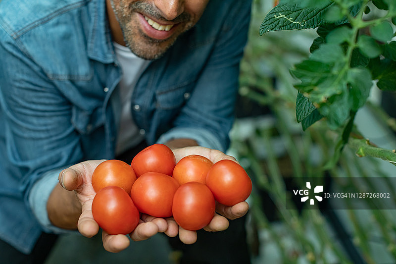 在农贸市场工作的男人图片素材
