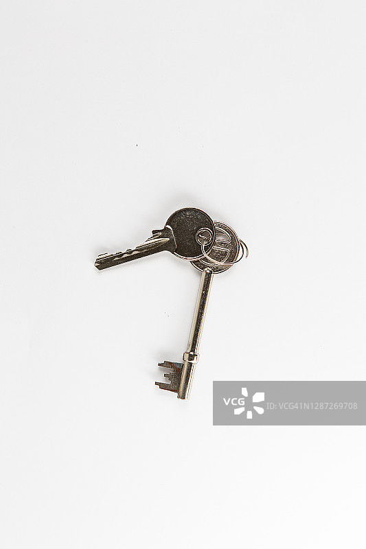 白色背景上的各种钥匙图片素材