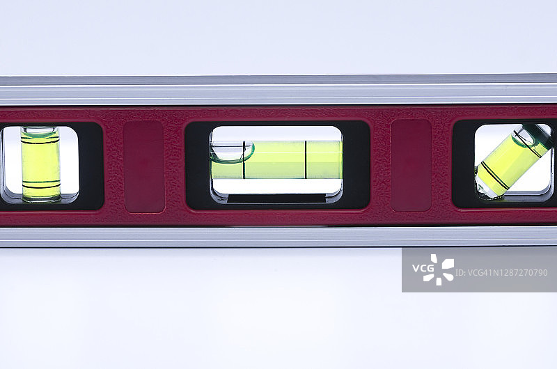 白色背景上的水平仪图片素材