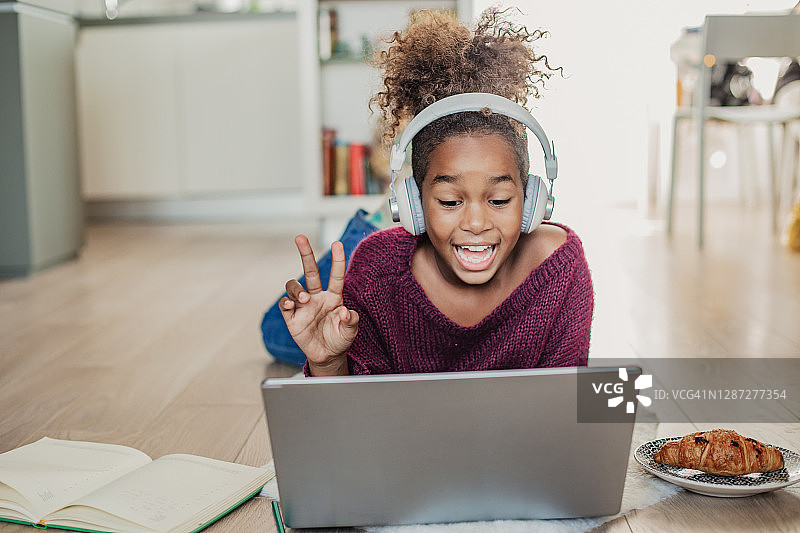 在家上网课的非裔美国小女孩图片素材