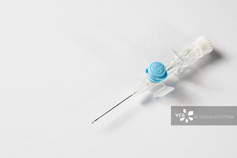 白色背景下的带安全帽的套管图片素材