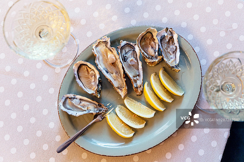 桌上的香槟生蚝（俯视）图片素材