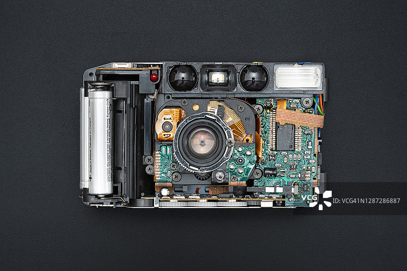 已拆卸的模拟相机图片素材