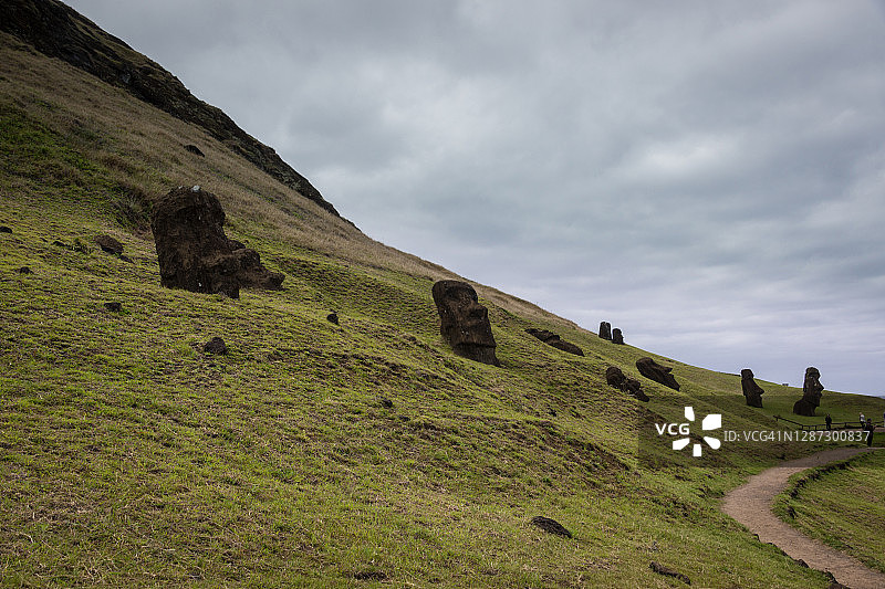 拉诺拉拉库火山坡摩艾石像图片素材