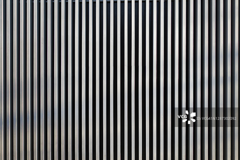 具有灰色地板和银色金属线条墙的未来主义空旷建筑图片素材