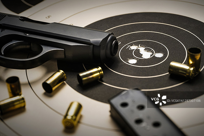 靶子上的枪和弹药图片素材