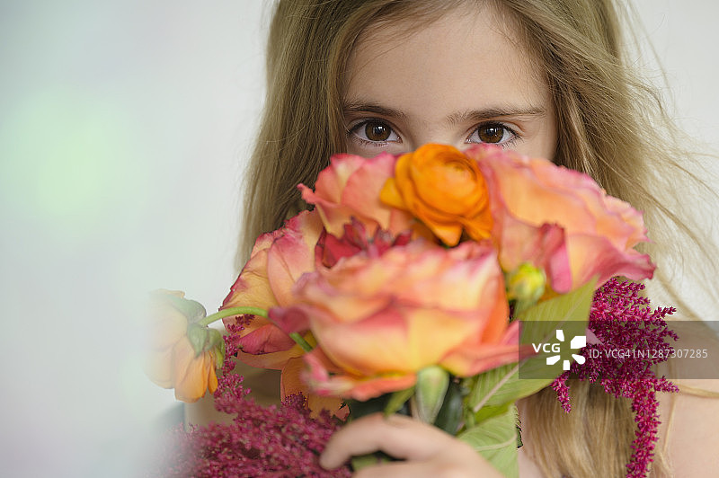 手捧鲜花的小女孩（6-7岁）图片素材