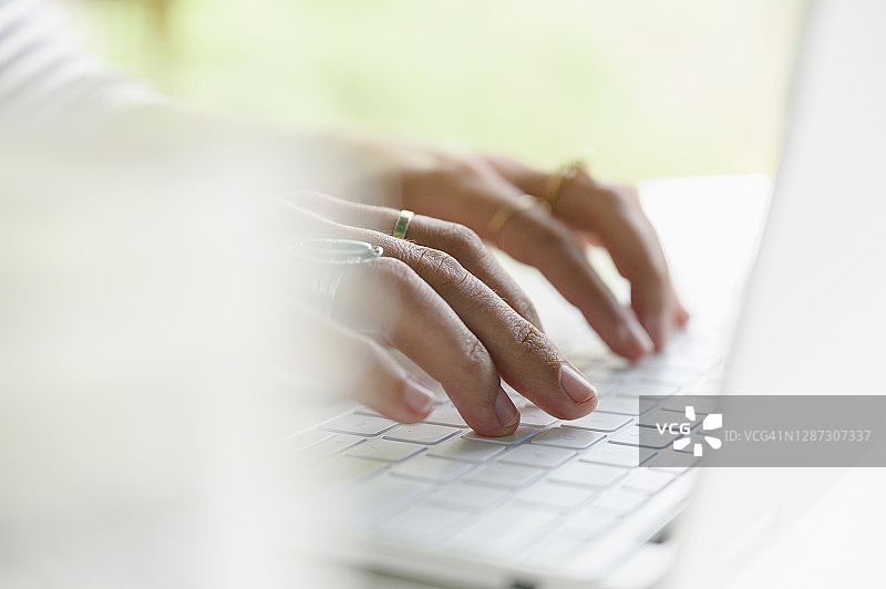 女人在笔记本电脑上图片素材