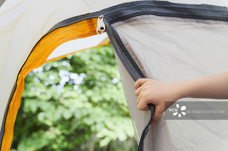 男孩（4-5岁）打开帐篷门图片素材