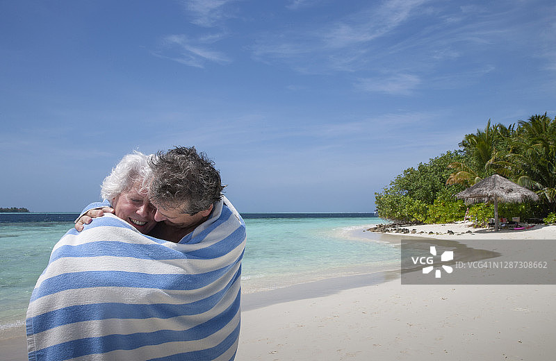 印度洋马尔代夫：热带海滩上的情侣图片素材