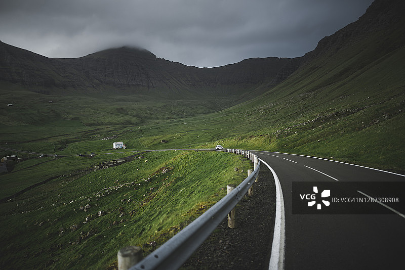 丹麦法罗群岛瓦加尔岛索尔瓦古尔的绿色风景公路图片素材