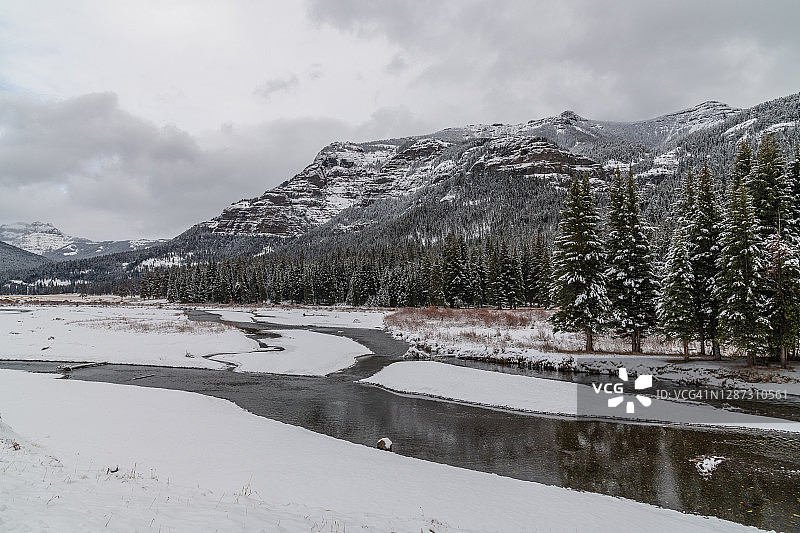 宁静而美丽的黄石冬季景观图片素材