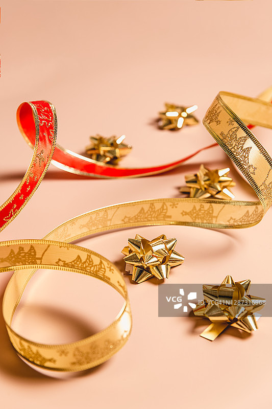 圣诞米色、金色和红色背景，红色装饰胶带和圣诞灯图片素材