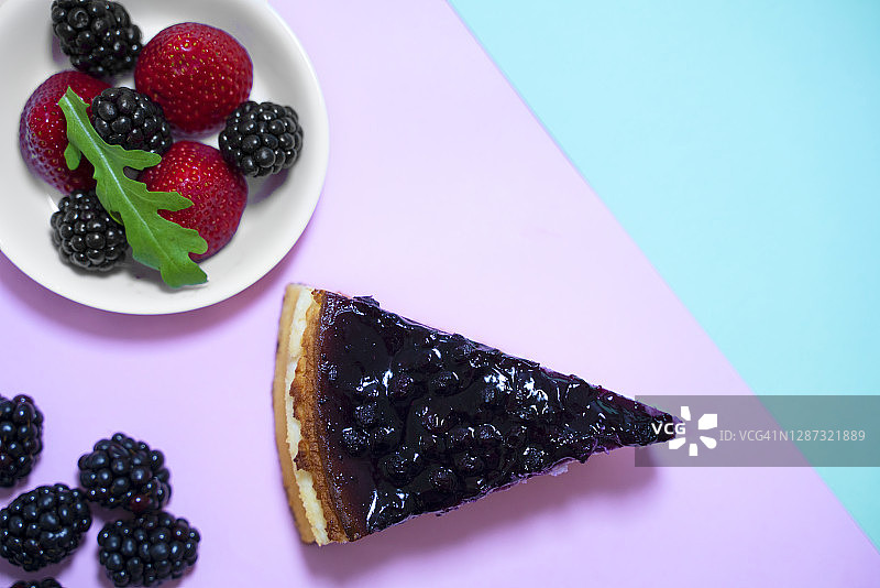 黑莓草莓碗装芝士蛋糕图片素材