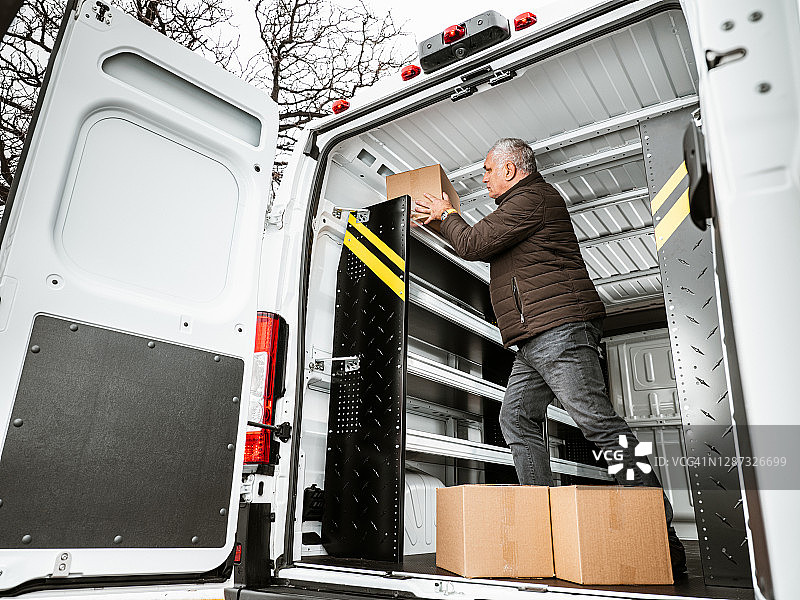 重要工作人员：货运卡车司机图片素材