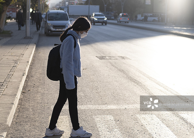 新冠疫情期间过马路的儿童图片素材