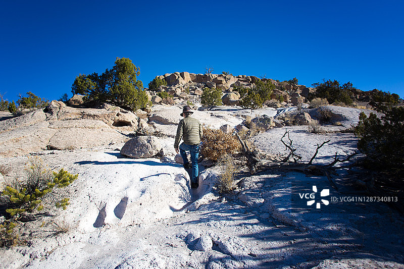 在新墨西哥州班德利尔国家纪念碑Tsankawi步道上的徒步者图片素材