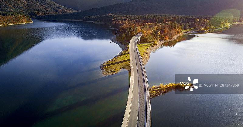秋季西尔文施泰因湖上的桥梁鸟瞰图片素材