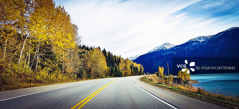 通往贾斯珀的湖边公路秋景全景图片素材