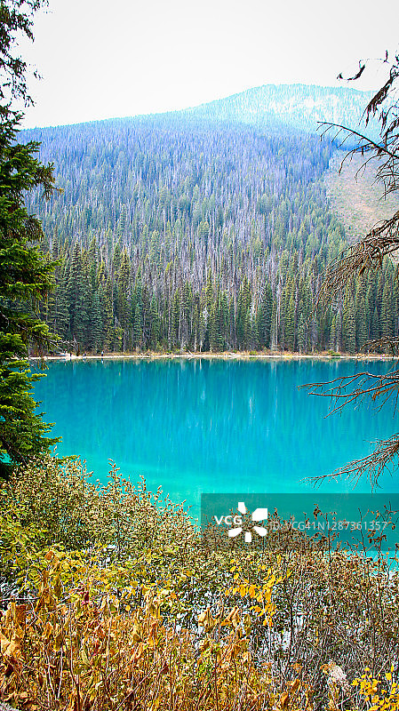 翡翠湖及惊艳秋色美景图片素材