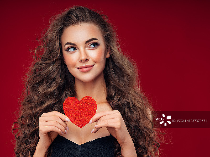 手捧人造心脏的美丽女人图片素材
