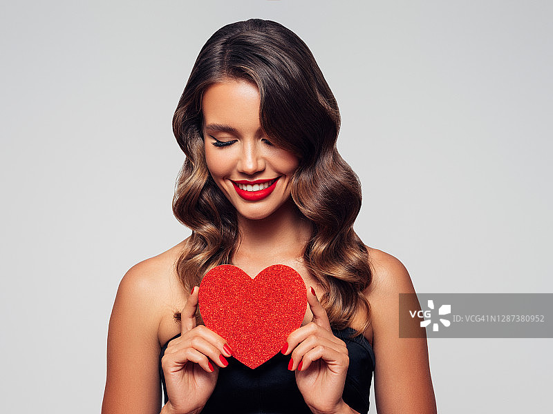手持人造心脏的美丽女人图片素材