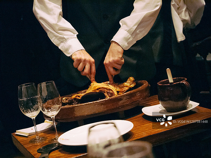 服务员切烤乳猪图片素材