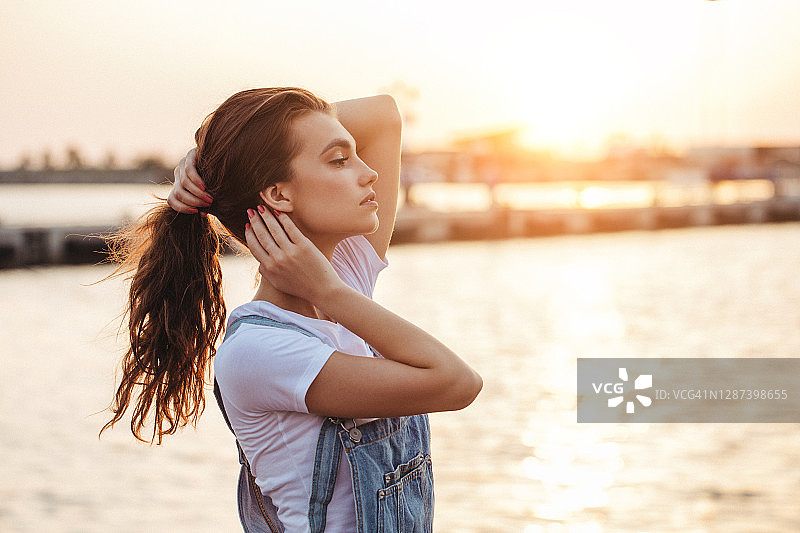 在海边散步的年轻女人图片素材