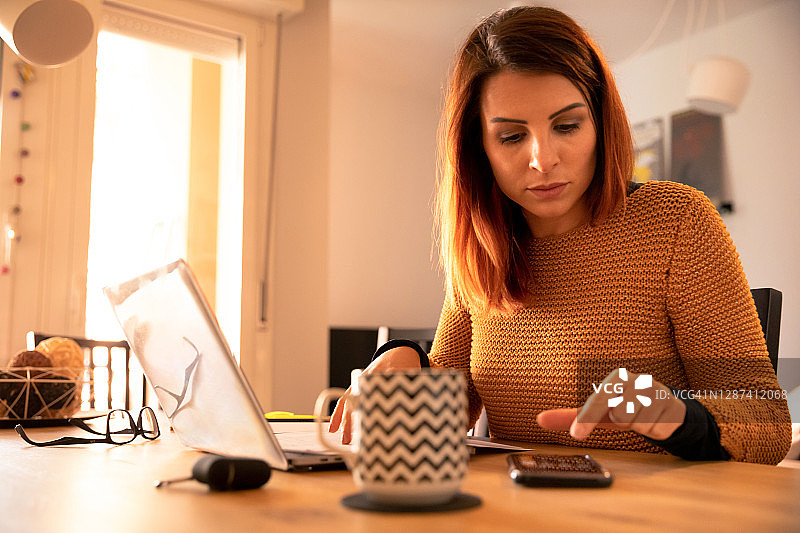 女士在家使用笔记本电脑图片素材