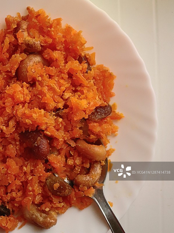 陶瓷盘中的自制胡萝卜甜点/印度甜点图片素材