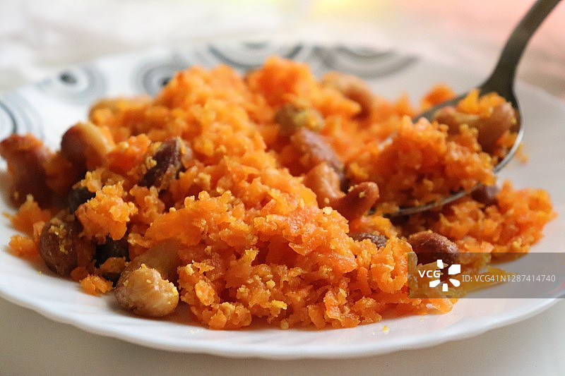 陶瓷盘中的自制胡萝卜甜点/印度甜点图片素材