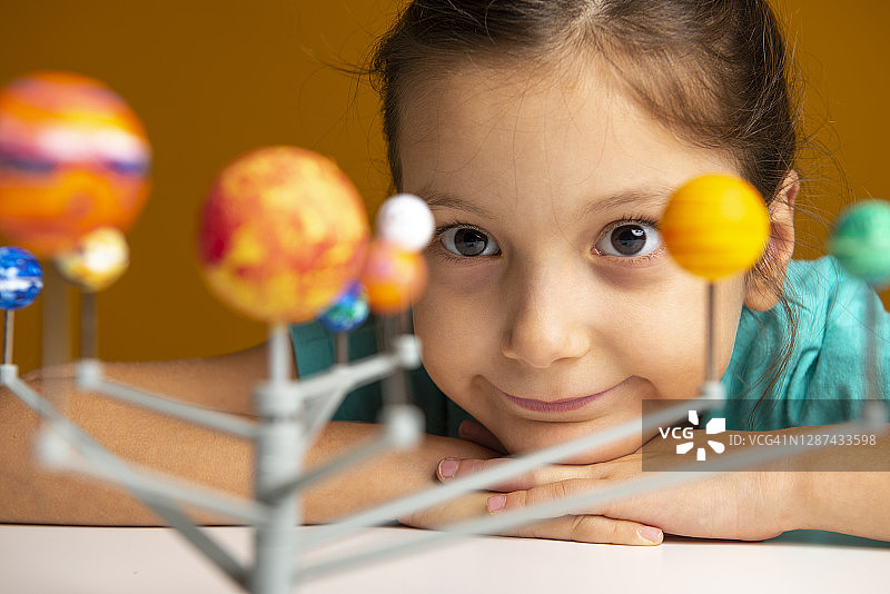 与太阳系相关的女孩图片素材