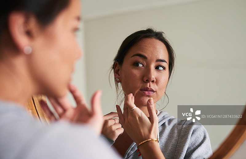 尝试这款新产品后我的皮肤看起来不错图片素材