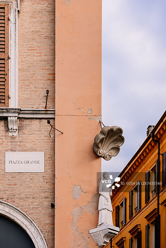 意大利北部艾米利亚-罗马涅摩德纳格兰德广场附近的拉博尼西玛地标雕像图片素材