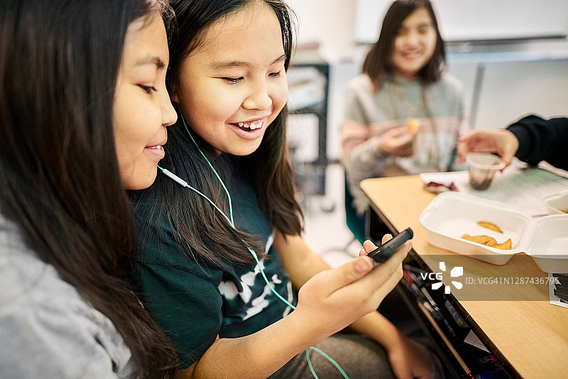 与朋友分享趣事图片素材