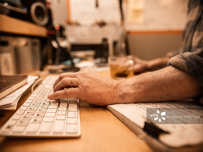 男视频编辑在家工作图片素材