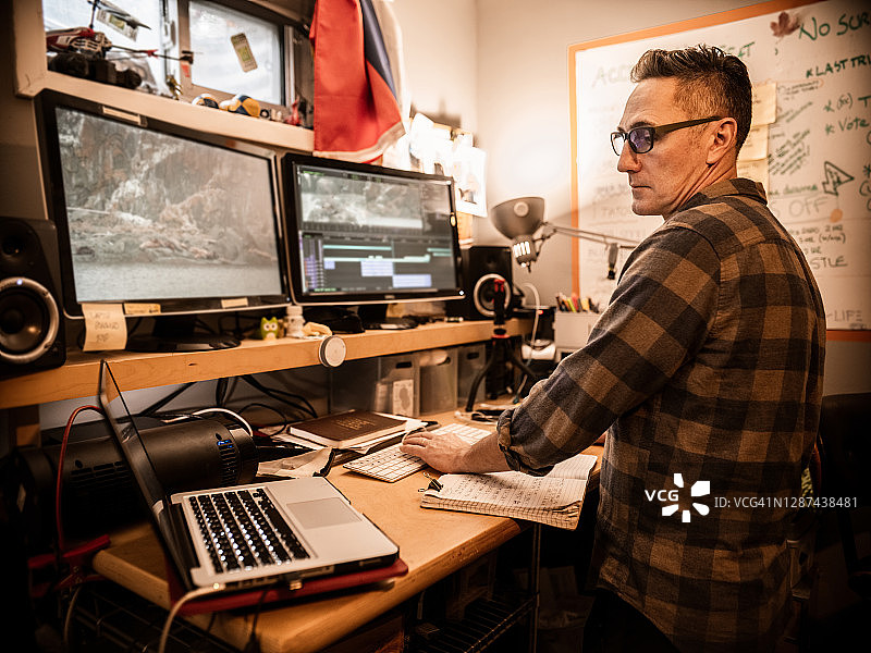 男视频编辑在家工作图片素材