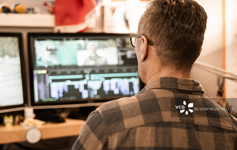 男视频编辑在家工作图片素材