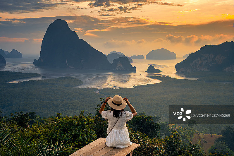 攀牙湾日出时分的石灰岩喀斯特地貌景观。泰国攀牙府“萨梅德南谢”或“萨梅南吉”的隐秘之地。图片素材