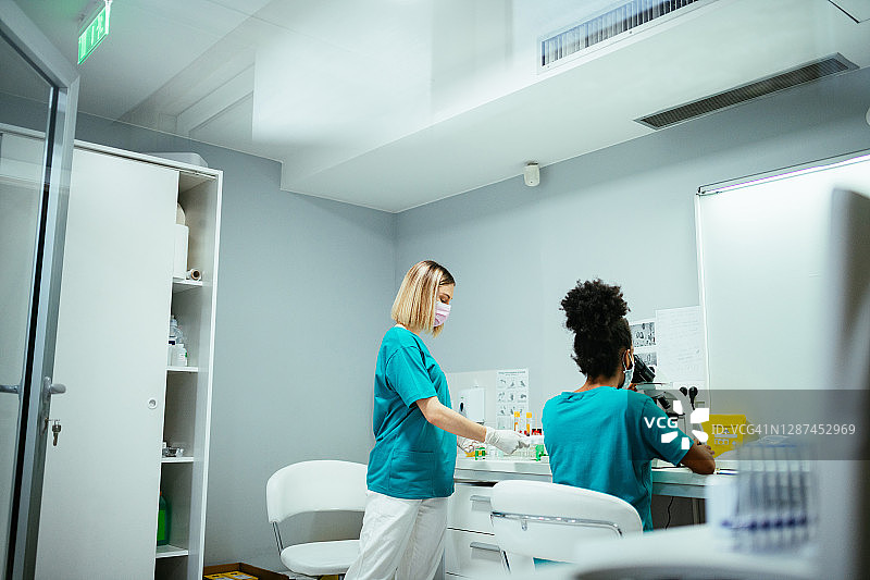 在冠状病毒大流行期间在实验室工作的女科学家，寻找对抗致命病毒的疫苗图片素材