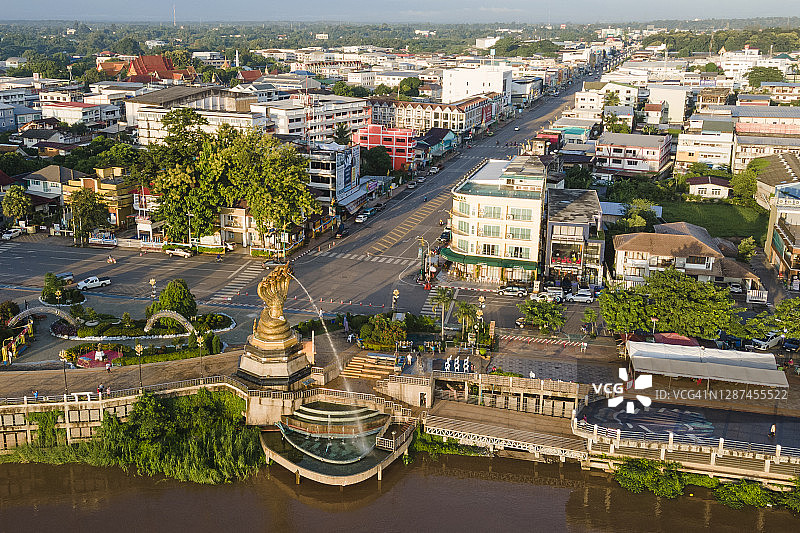 泰国那空拍侬府的那伽雕像图片素材