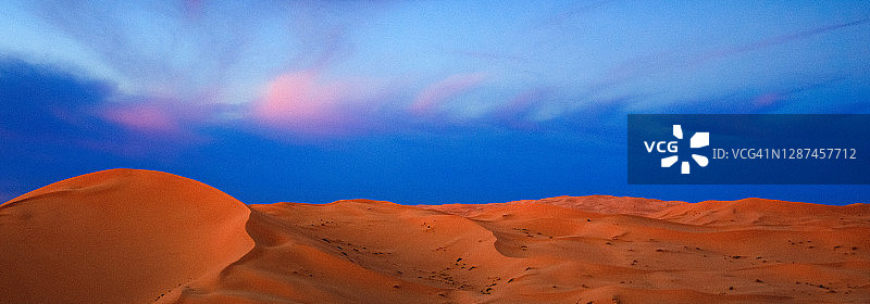 塔吉特的无垠沙丘日落图片素材