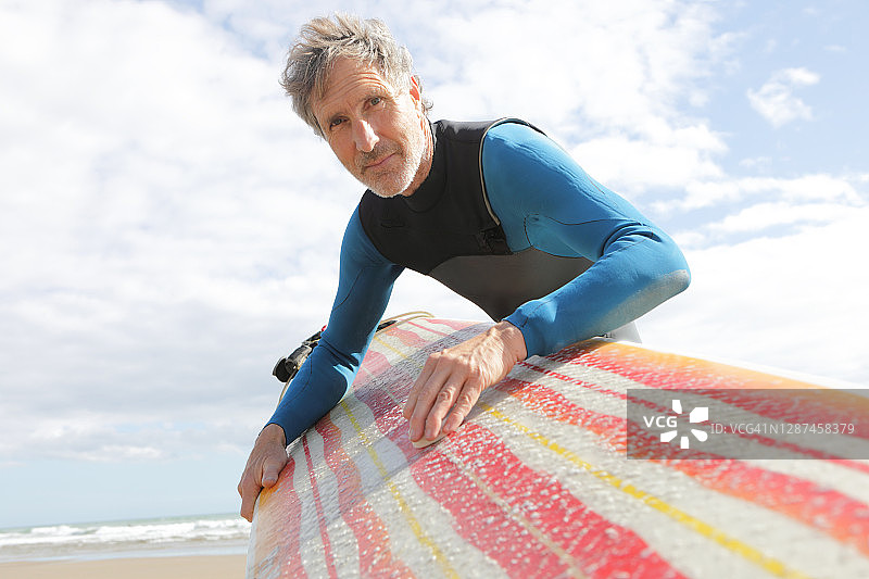 中年男人冲浪图片素材