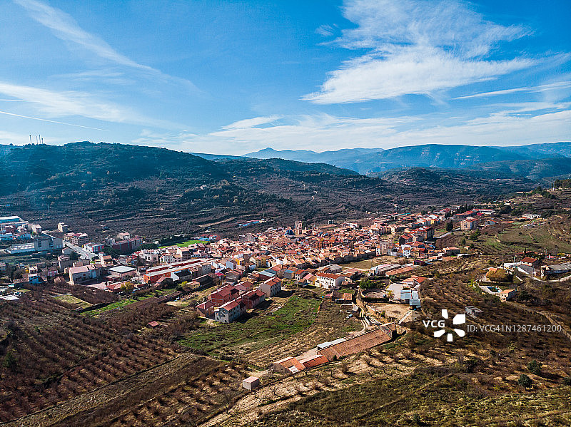 山区景观中的小村庄图片素材