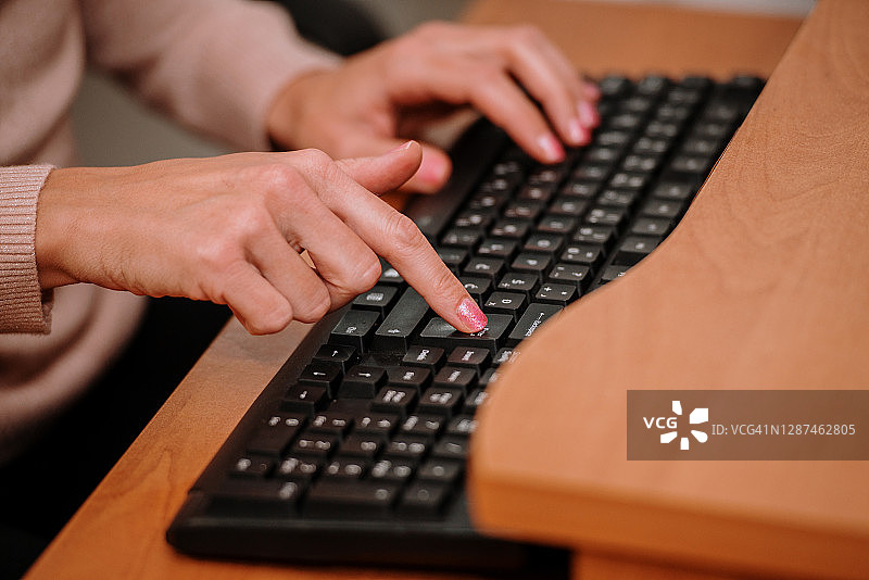 使用中的科技产品特写图片素材