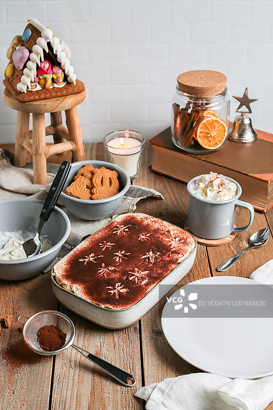 圣诞提拉米苏与姜饼、焦糖饼干和热巧克力图片素材