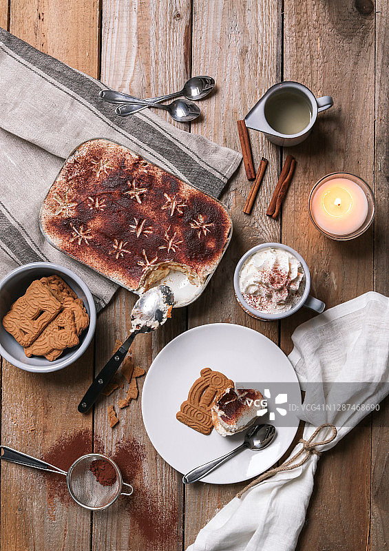 圣诞提拉米苏与姜饼、焦糖饼干和热巧克力图片素材