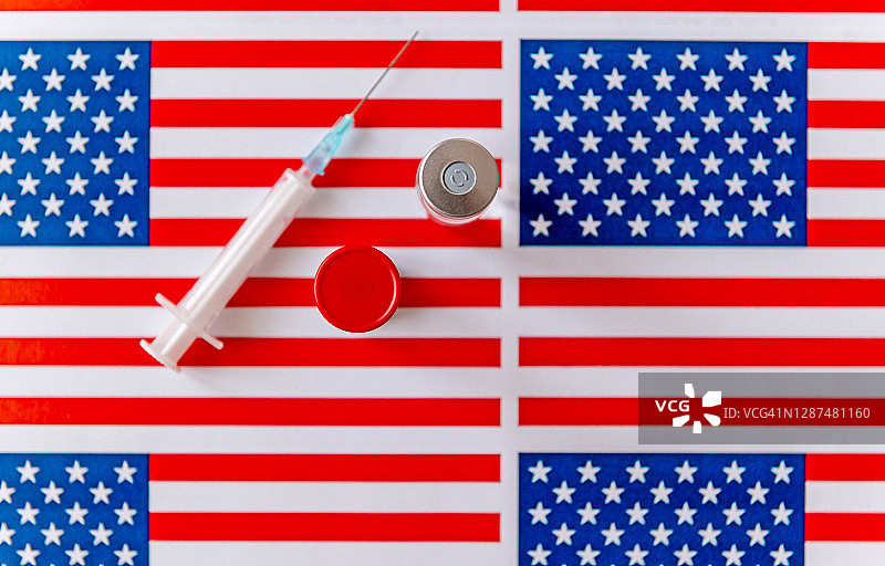美国国旗背景上的药用注射器图片素材