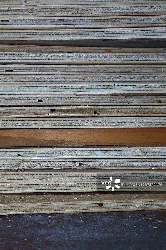 一堆刚研磨的红木木材图片素材