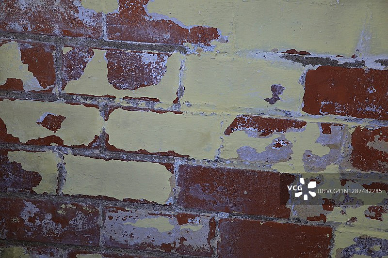 油漆剥落的红色砖墙图片素材